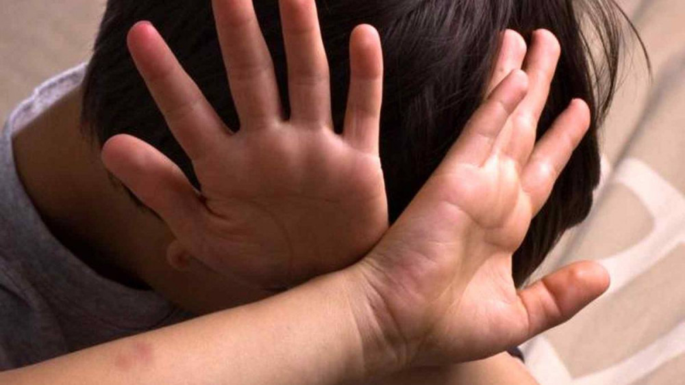 У Надвірній п’яна жінка побила маленького хлопчика: суд виніс штраф і присудив 30 тисяч компенсації