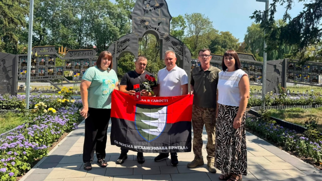 У Бурштині передали орден «Хрест Героя» родичу загиблого воїна Ярослава Климчука