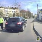 Жінка-водійка, яку побив інший керманич на Сухомлинського, забрала обвинувачення — провадження закрито