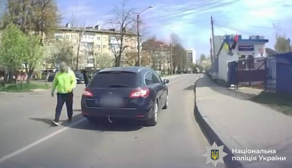 Жінка-водійка, яку побив інший керманич на Сухомлинського, забрала обвинувачення — провадження закрито