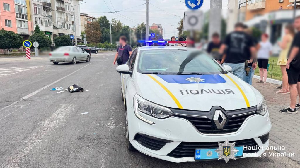 У Франківську трапилася аварія за участю двох байкерів і пішохода: жінка госпіталізована