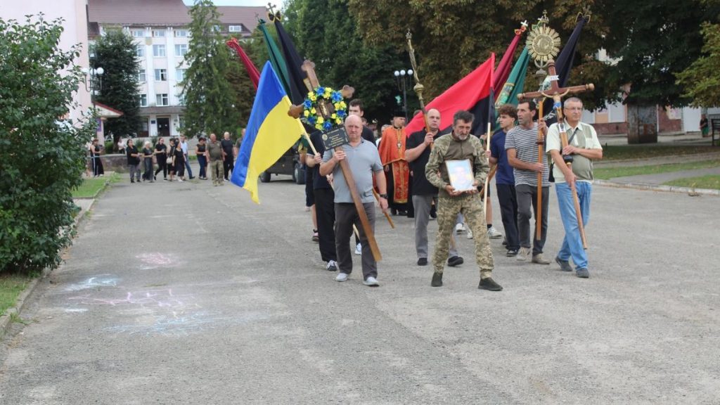 У Рожнятівській територіальній громаді провели в останню путь воїна Леоніда Єретинова