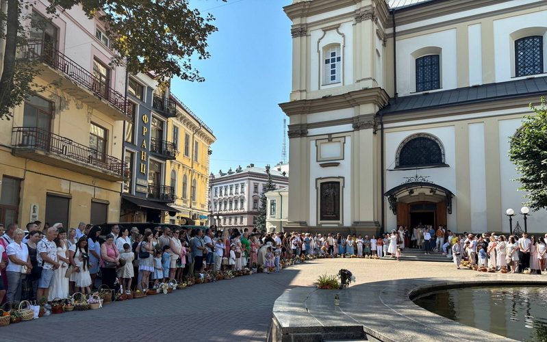 Перші дари сезону: у Франківську освятили корзини з урожаєм