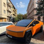 В Івано-Франківську помітили блискучий Tesla Cybertruck