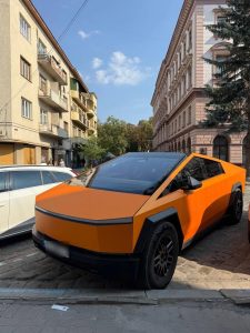 В Івано-Франківську помітили блискучий Tesla Cybertruck