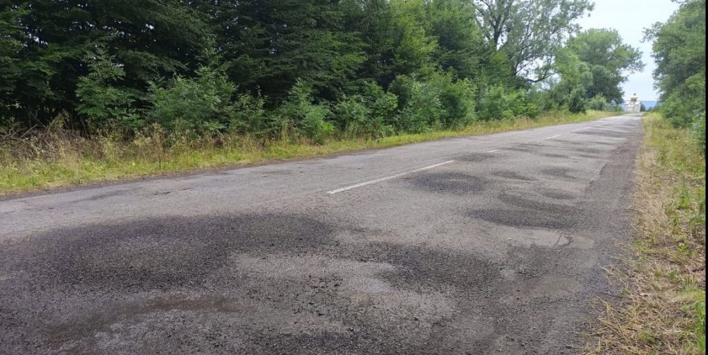 На трасі Бібрка – Калуш – Бурштин ліквідовують аварійні ями