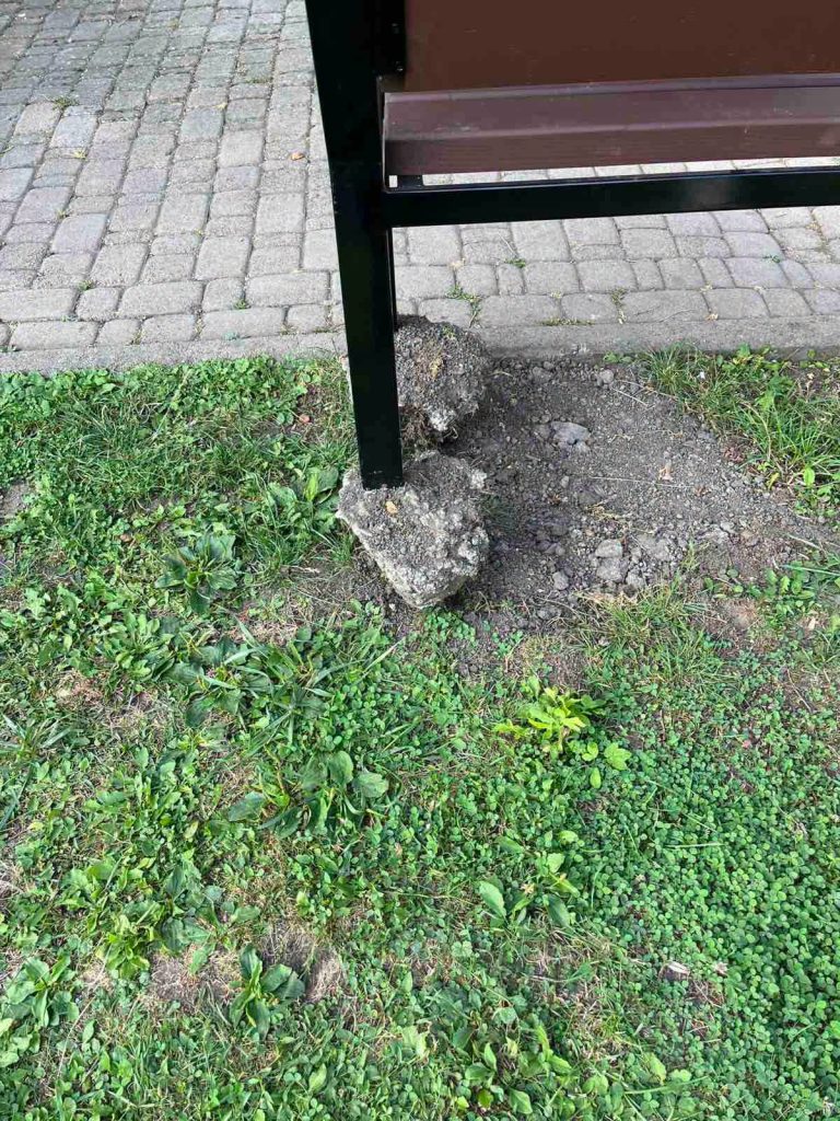 У Тисмениці невідомі зруйнували лавку на новому дитячому майданчику