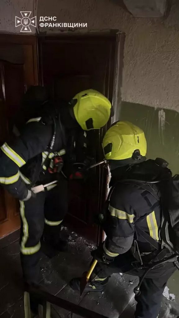 В Івано-Франківську сталася пожежа у квартирі – рятувальники провели евакуацію
