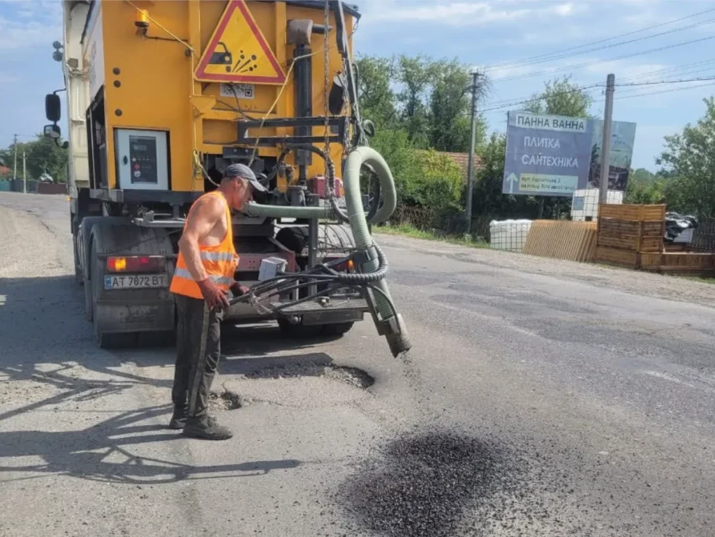 В Івано-Франківській області усувають вибоїни на державних дорогах