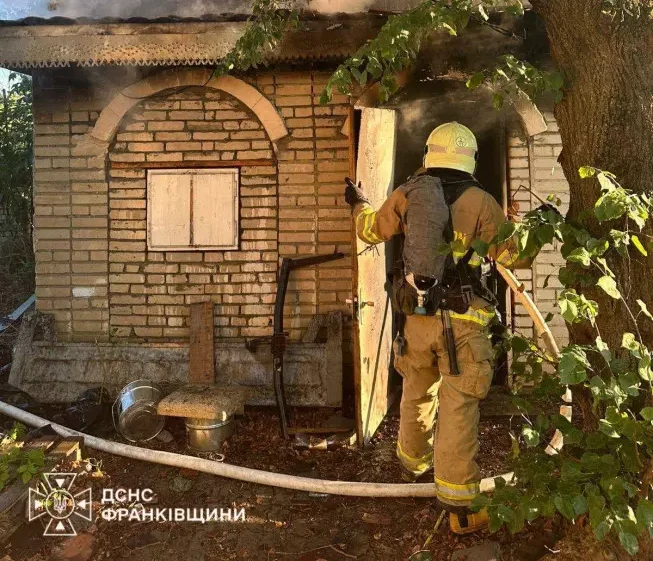 У Тисмениці загорілась допоміжна споруда