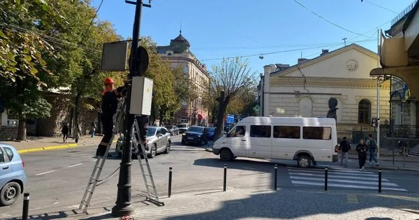 У самому серці Івано-Франківська встановлюють новий світлофор – як це вплине на рух транспорту