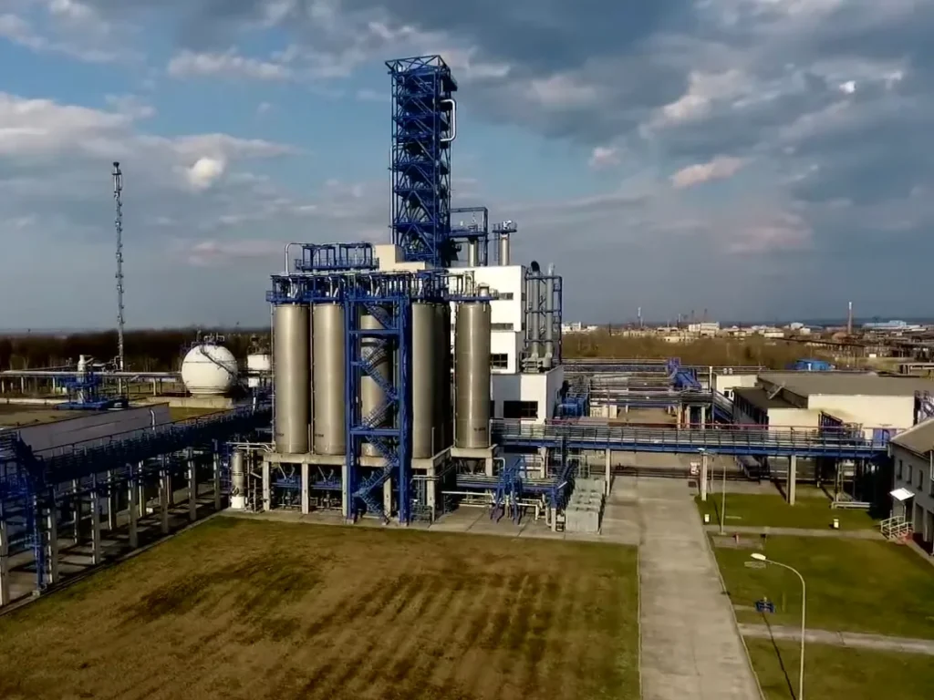 Працівники «Карпатнафтохіму» черговий раз залишилися без зарплати: у Калуші попереджають про ризик зупинки важливих цехів