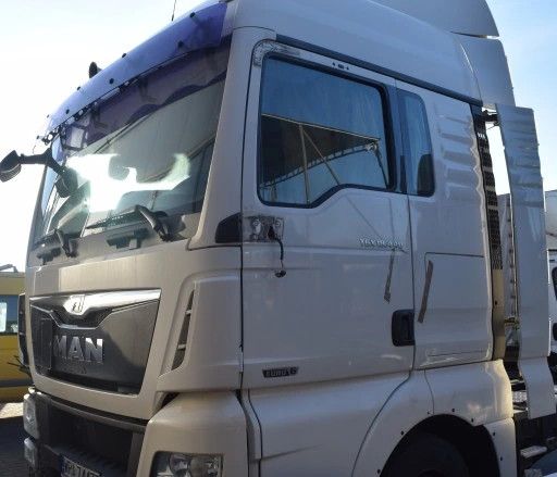 Наздогнав на дорозі та побив у кабіні вантажівки