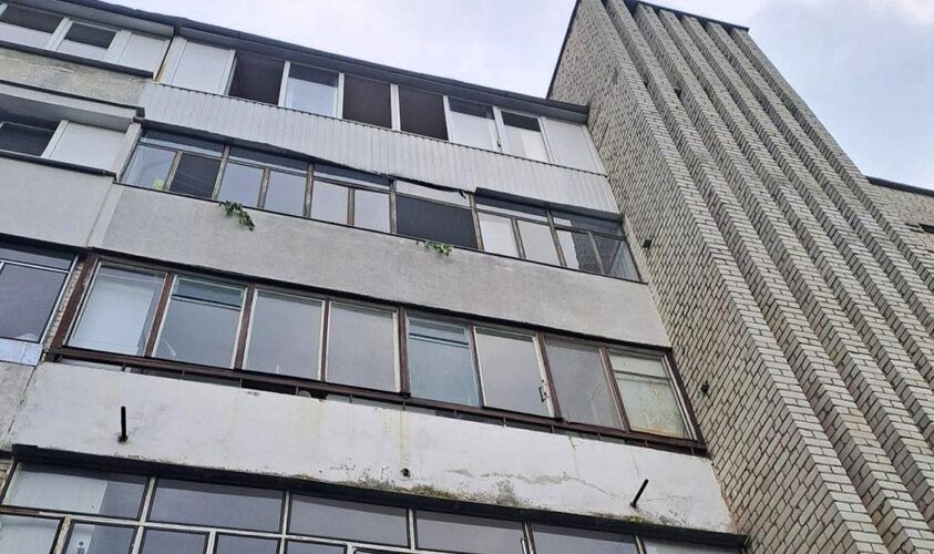 У Бурштині рятувальники витягли дитину з палаючої п’ятиповерхівки