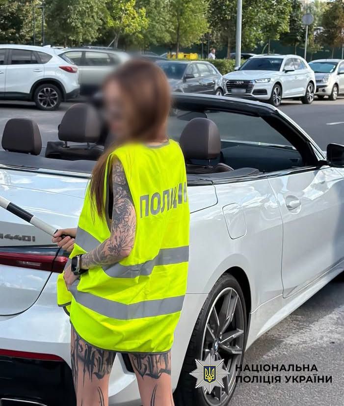 У Києві блогерка публікувала провокаційні ролики в одязі правоохоронців