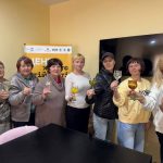 У Калуші провели урок зі створення художніх малюнків на скляних келихах