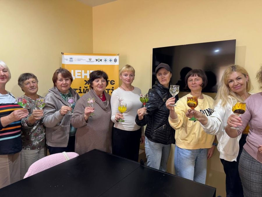 У Калуші провели урок зі створення художніх малюнків на скляних келихах