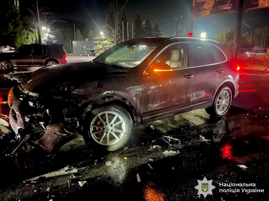У Івано-Франківську 19-річна кермувальниця Porsche Cayenne спричинила ДТП за участю Kia Rio