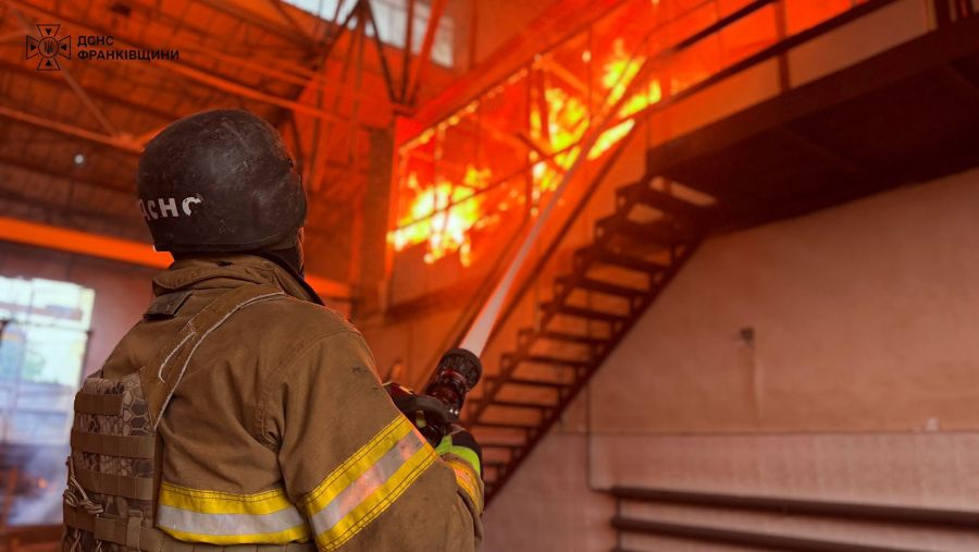 Атака дронів на Івано-Франківськ: загорілася нежитлова будівля