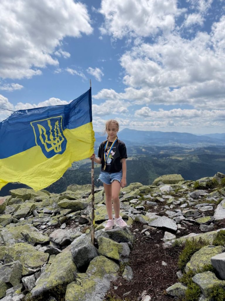 Дев’ятирічна дівчинка з Києва підкорила всі шість двотисячних вершин Карпат