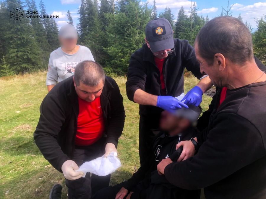 На Івано-Франківщині рятувальники надали допомогу чоловіку, який травмувався, впавши з гойдалки неподалік гори Кукул