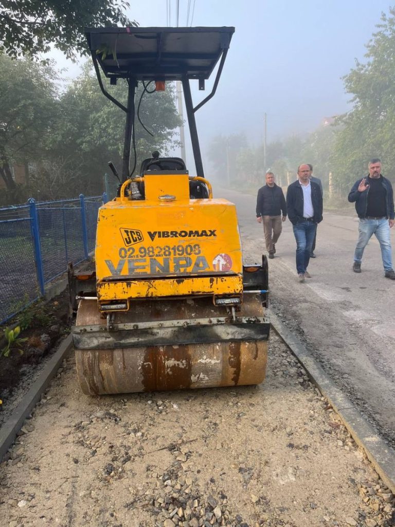 Пішохідна доріжка на Височанці у Калуші ремонтується