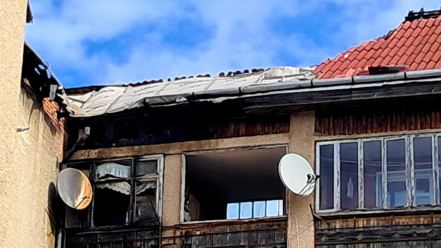 Чому дах багатоповерхівки в Брошневі-Осаді через пів року після пожежі покритий плівкою і старим шифером?