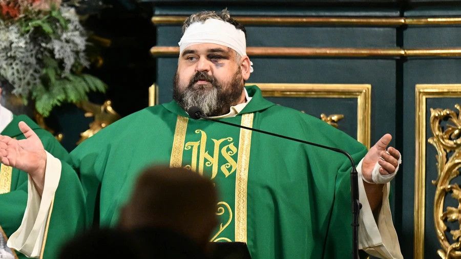 У Польщі травмований священник звернувся з проханням молитися за українського нападника