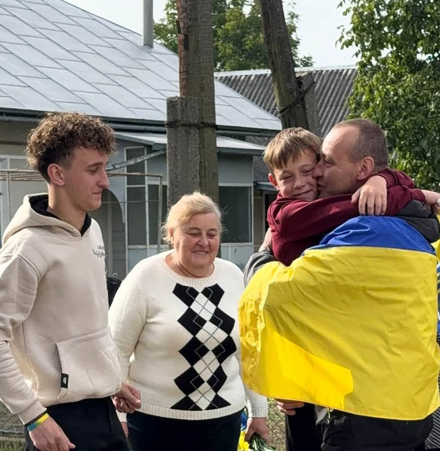 У прикарпатському селі вітали поверненого з полону бійця Михайла Нагорняка