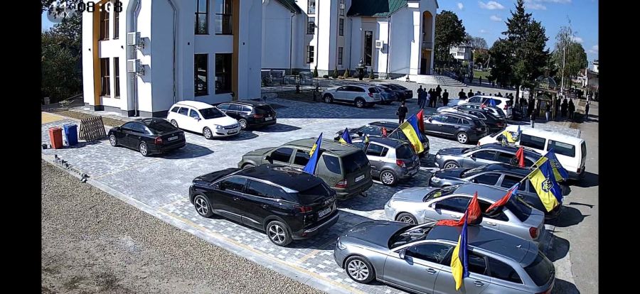 Замість безладу — паркові місця з камерами та розміткою: як у Голині облаштували «розумну» стоянку біля церкви