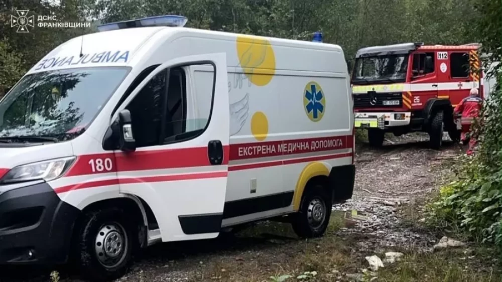 У Соловинській громаді швидка допомога застрягла на пошкодженій дорозі