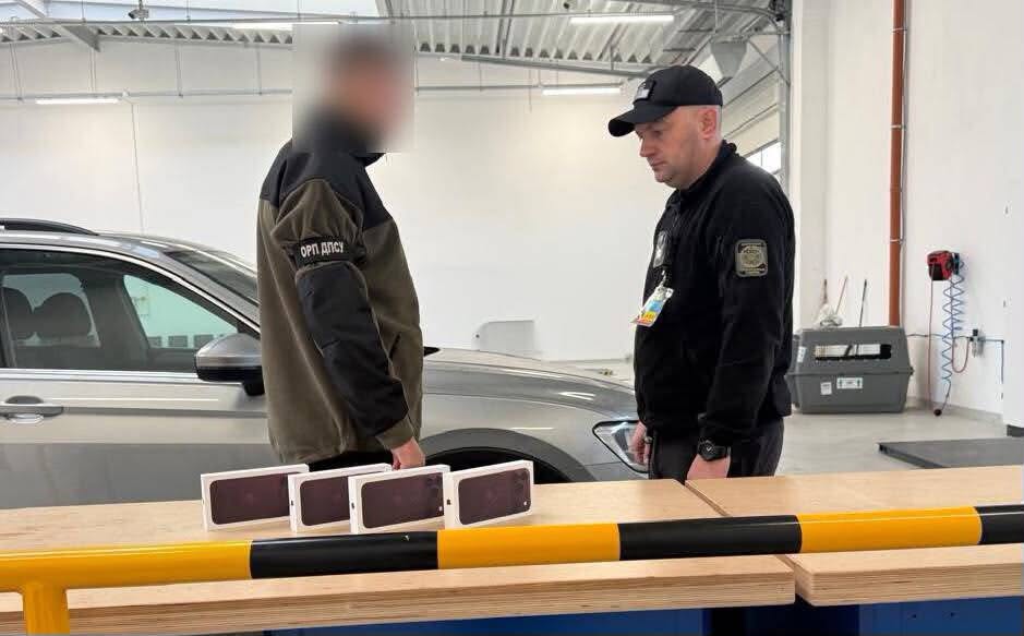 На українсько-польському кордоні затримали вісім несанкціоновано ввезених iPhone 18 Pro Max вартістю 850 тисяч гривень