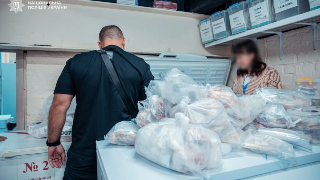У розслідуванні щодо нелегальної торгівлі людськими тілами на Буковині замішаний медик із Косівського району