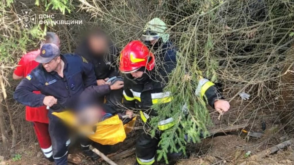 У Верховинському районі рятувальники витягли водія із зруйнованої автівки