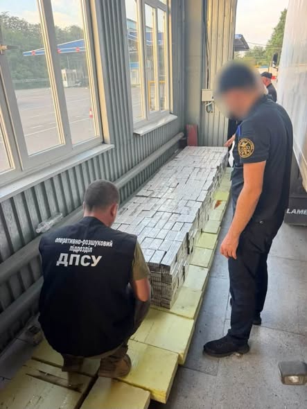 Прикордонники виявили тайник у вантажівці