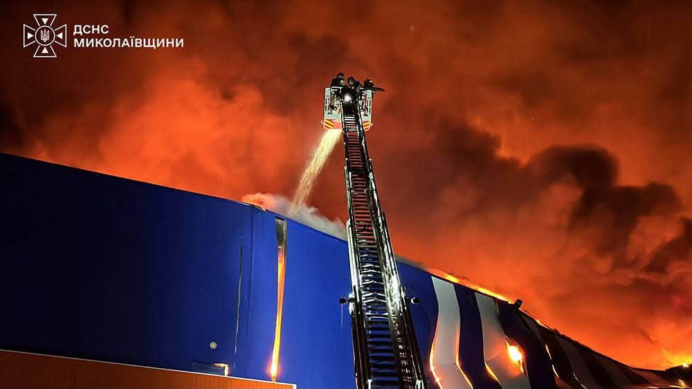 Росіяни обстріляли торговий центр у Миколаєві: травмовані 72-річний чоловік і 17-річна дівчина