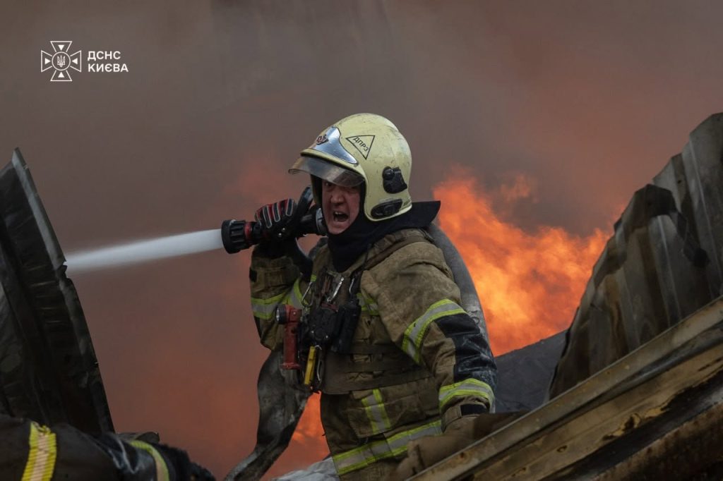 Понад 1300 разів цього тижня рятувальники виїжджали на ліквідацію наслідків російських обстрілів