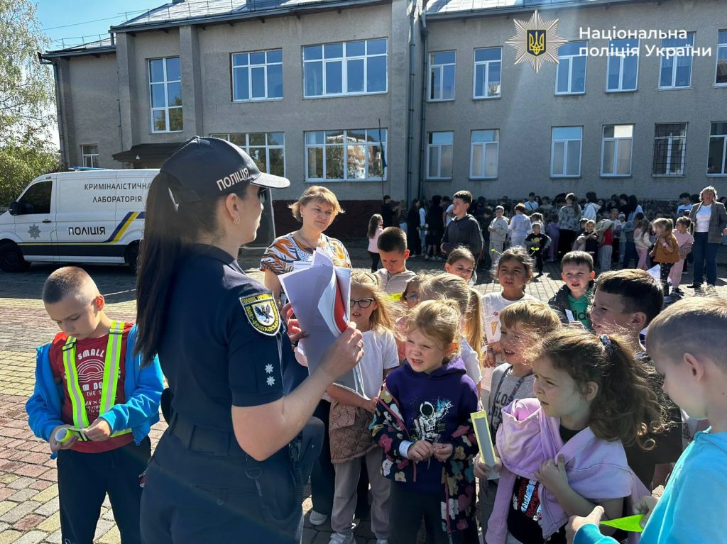 Правоохоронці Прикарпаття зробили шкільний урок інтерактивним досвідом у Крихівцях
