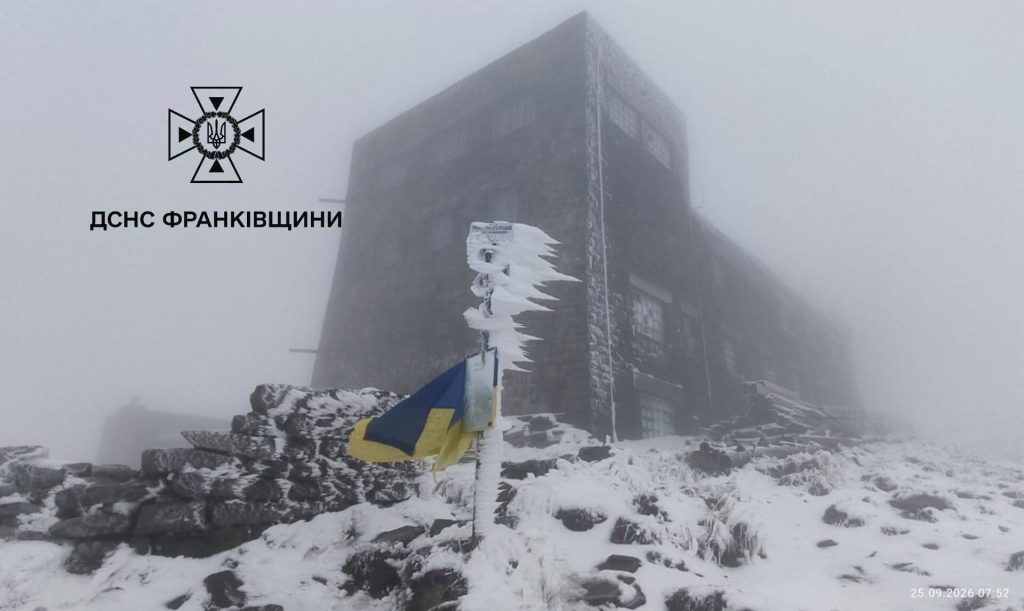 Наслідки ворожих обстрілів у Києві: робота рятувальників та поліції