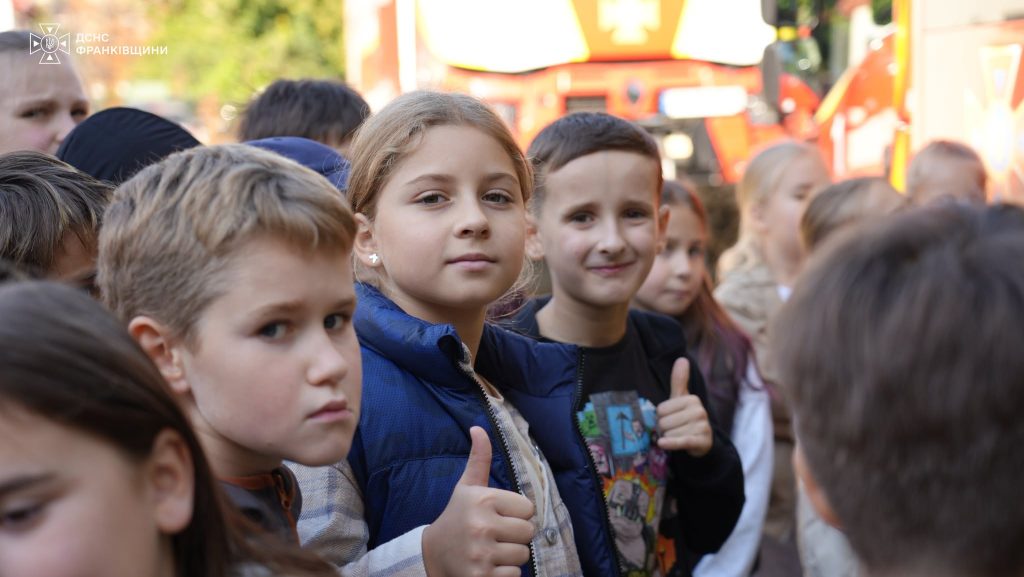 На Прикарпатті у класі безпеки рятувальники щоденно проводять заняття