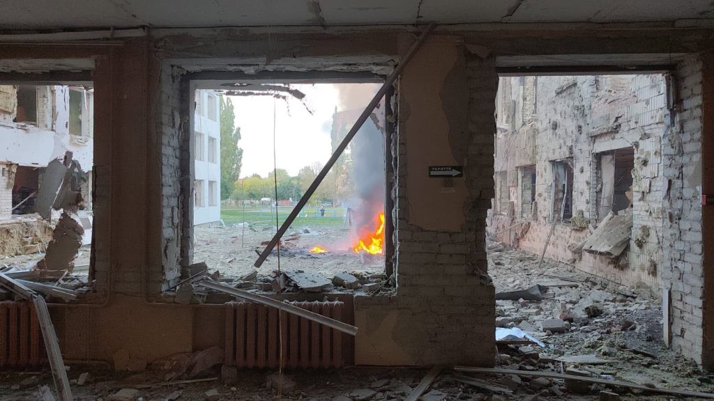 В Сумах в даний момент усі служби займаються ліквідацією наслідків російського авіаудару. Чотири КАБи