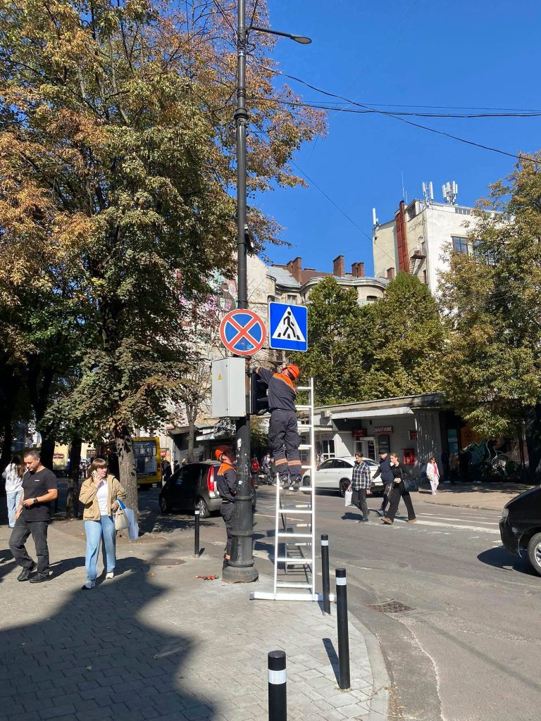 Нові світлофори встановлюють на перехресті вулиць Січових Стрільців та Чорновола
