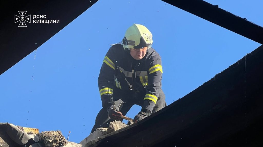 У Києві та його околицях продовжуються рятувальні роботи та гасіння вогню.