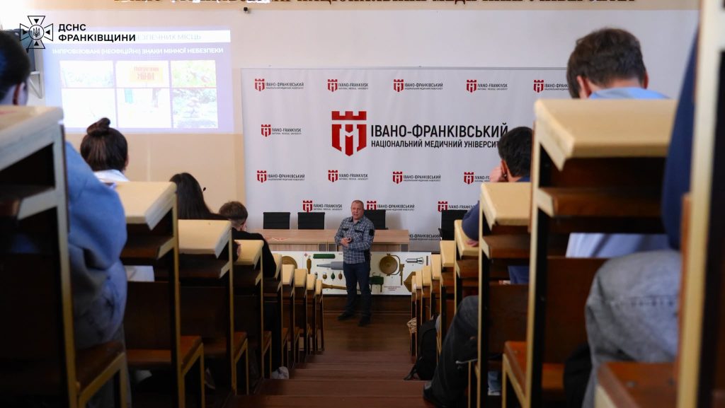 Експерти піротехнічної служби ДСНС Прикарпаття організували захід для студентів медичного напрямку