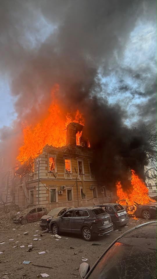 Російський напад на будівлю української Академії наук. Наразі триває рятувальна операція