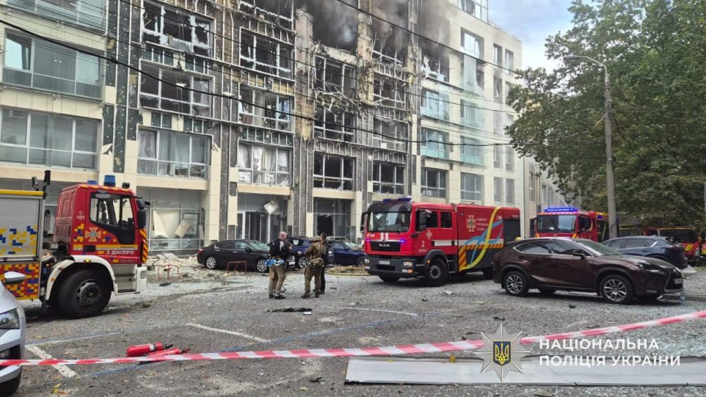 У районі російського обстрілу в центрі Дніпра працюють правоохоронці – є жертви