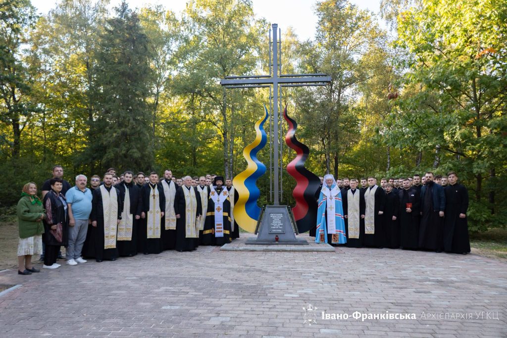 У селі Рибне посвятили меморіальний хрест на згадку про українців, загиблих від нацистів