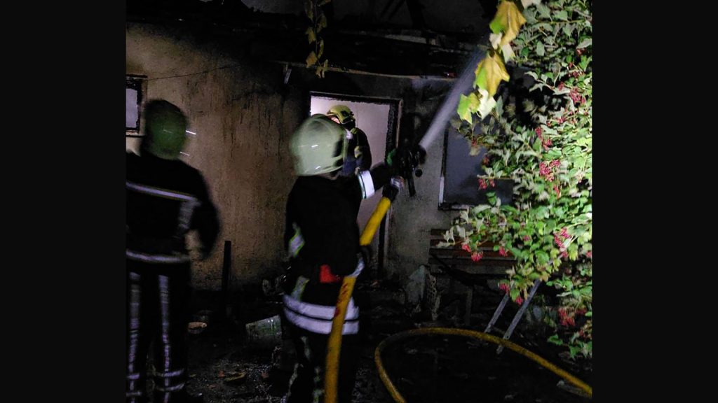 У Мукачеві вночі загорілася допоміжна будівля: пожежники врятували житловий будинок