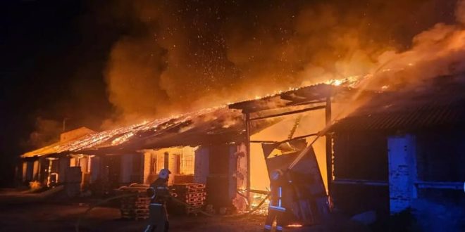 У Надвірній загорівся великий склад
