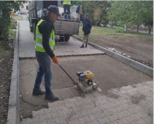 Ремонт плиткового покриття на вулиці Чорновола